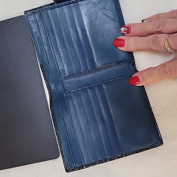 Authentic Gucci Abbey Bifold Blue Patent Leather Wallet - Picture 5 of 5